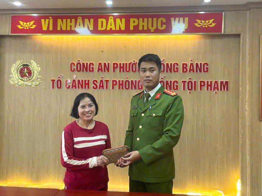 Công an phường Hồng Bàng: Biểu dương học sinh và nhân viên Trường THCS Ngô Gia Tự 1 trả lại tài sản bị rơi